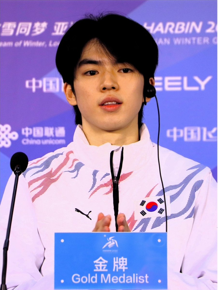 NumberOnesNews's tweet photo. Figure skater Cha Jun-hwan named BLACKPINK's Rosé as his ideal type. 
Cha said, "I love Rosé's songs so much that they are always on my playlist before competitions. I originally liked ' On the Ground ' the most, but I also like ' Toxic Till the End '." When asked, "Have you received feedback from Rosé or met her?" he replied, "Just listening to her music makes me happy. I love music so much." Meanwhile, in response to Kwak Beom's comment asking, "Why is your English pronunciation so good?", Cha Jun-hwan explained, "I lived in Canada for about eight years," and expressed his admiration for Rosé in English.
🔗:https://t.co/jNmRlUVw4g

#ROSÉ_toxictilltheend #rosiebyROSÉ     #ROSÉ_rosie     #rosesarerosie