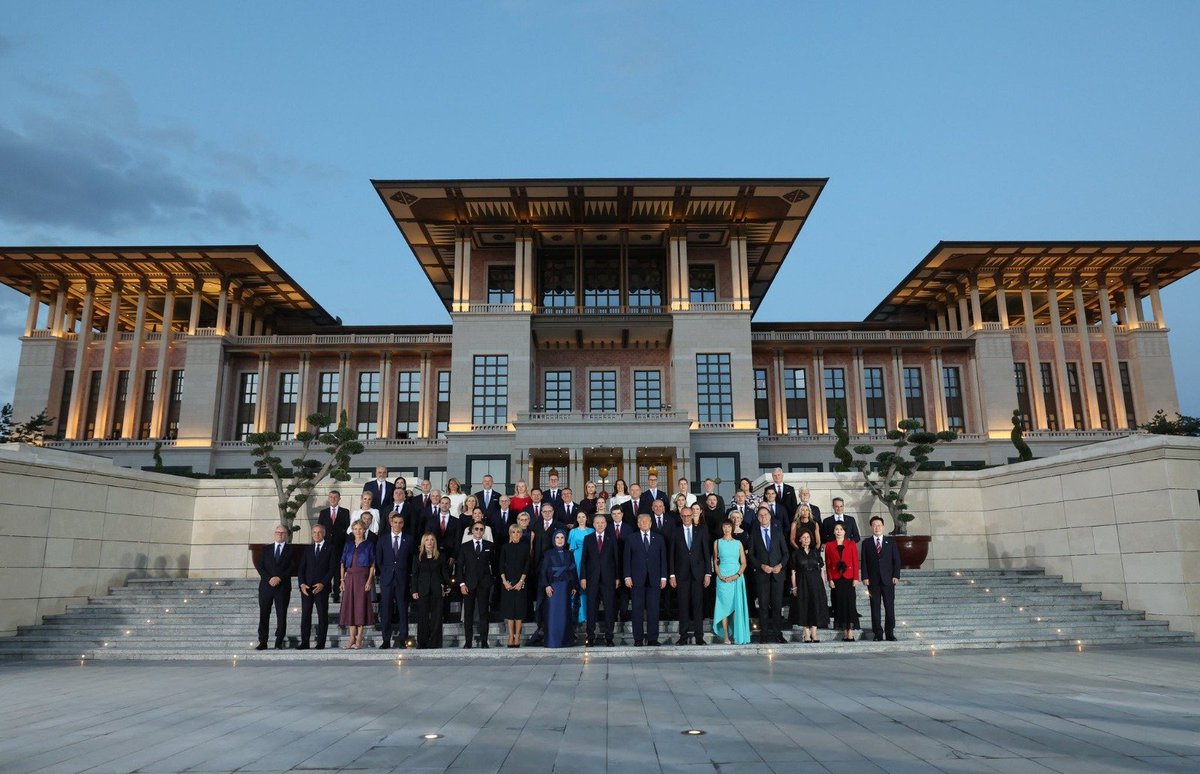 menderesturel's tweet photo. Gerçekler detaylarda saklıdır. 

NATO zirvesinde fotoğraflardaki açılar Külliye'ye saray diyenleri, mehterli karşılama Türkiye Cumhuriyeti'ni Osmanlı inkarına taşımak isteyenleri yerle bir etti. 

Yemek menüsündeki seçim dahi Anadolu coğrafyasındaki farklılıklarımızın zenginlik olduğunu tüm dünyaya gösterdi. 

Kim ne derse desin, “Güneş balçıkla sıvanmaz.”

Teşekkürler Sn. Cumhurbaşkanım