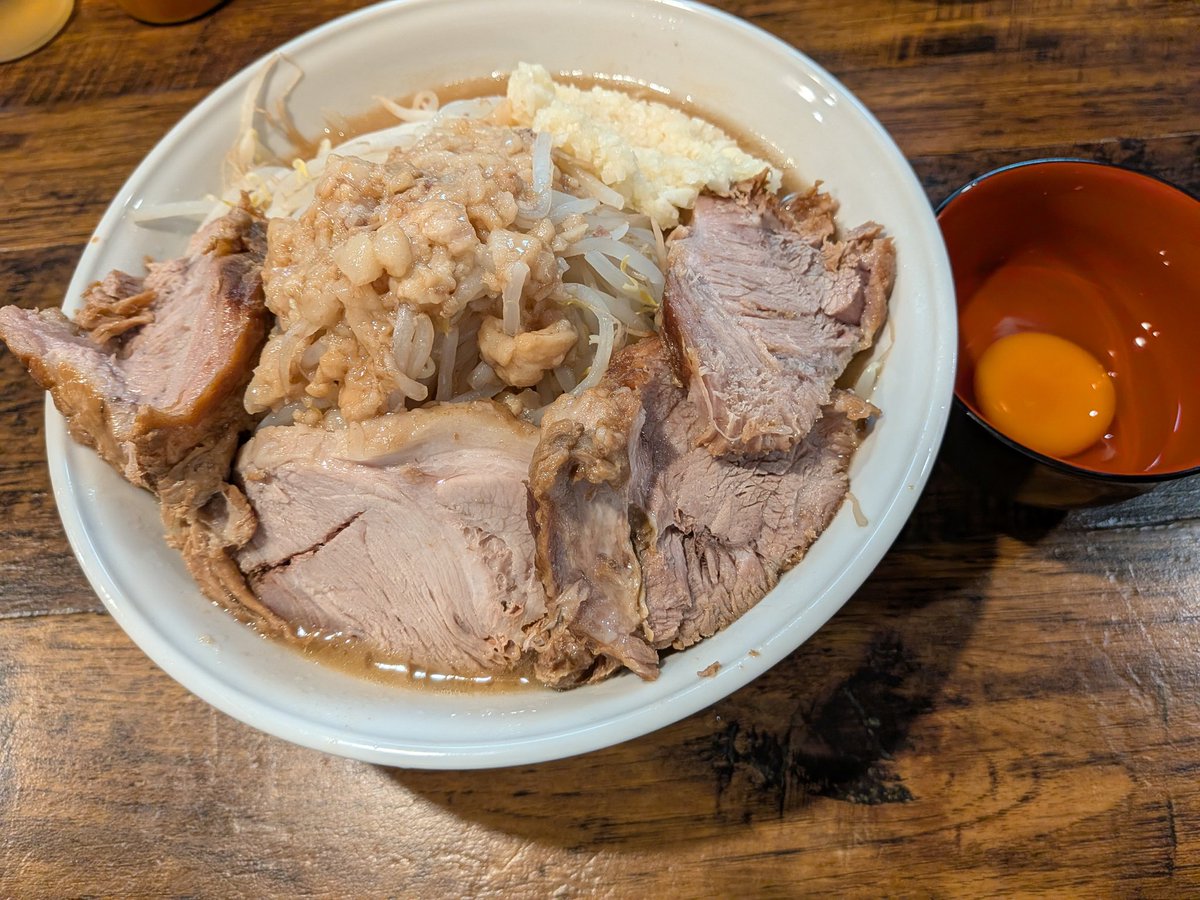 pwea9578's tweet photo. 豚基地 市ヶ谷駅
ラーメン400ｇ豚4枚野菜 大蒜 脂 生卵
⋆┈┈┈┈┈┈┈┈┈┈┈┈┈┈┈┈⋆
会社の裏に6月11日新規オープンのお店を発見し早速訪問。元東京ヤクルトスワローズの大塚淳氏が店主さんみたいですが、私は野球詳しくなく💦味は超絶美味😋豚がフワトロで😋麺はワシボキ食感で汁は濃乳化😋 https://t.co/oHupr7vzjW