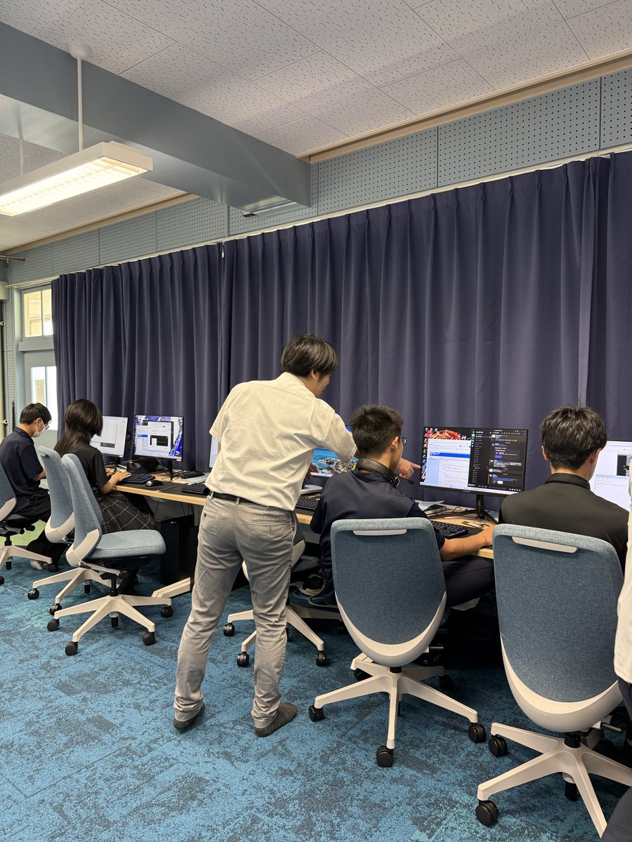 karatsuseishou's tweet photo. 🧑‍💻eスポーツ学科🧑‍💻

eスポーツキャスターのモーリー様（@CONNECT_Molly 様）をお招きし、【AIを使ったゲーム作り】を行いました！

「もっと動きをはやく」、「BGMをつけたい！」など工夫を凝らしながら、それぞれ思い思いのゲームを作りました🎮💭

#唐津青翔高校
#佐賀県
#eスポーツ https://t.co/FX0YzSrRcO