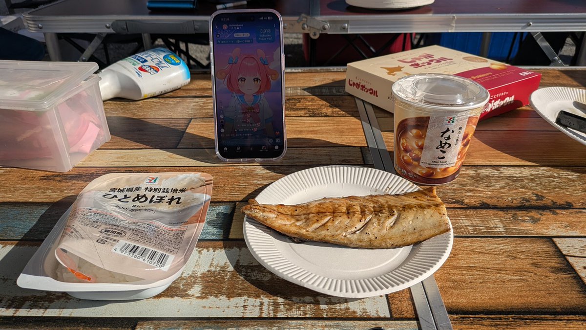 gachuMW's tweet photo. #見た人は沼津で食べた朝食を載せよ
日曜朝市でサスナカ長澤さんの一コマ
その場で焼きたての鯖の干物をおかずにして海を見ながら食べる朝食はヤバい！ https://t.co/diMO6g9N5h