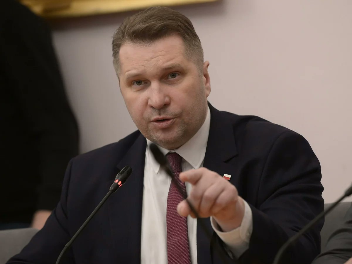PremierCzarnek's tweet photo. Przemysław Czarnek podkreślił, że na początku wojny donacje sprzętu były konieczne, bo jak mówi „zupełnie inna była wówczas Ukraina, wojna i Rosja”. Jego zdaniem istniało realne ryzyko, że rozpędzona Rosja przejmie Ukrainę, co stanowiłoby śmiertelne zagrożenie dla Polski. https://t.co/vcGziMiMZG