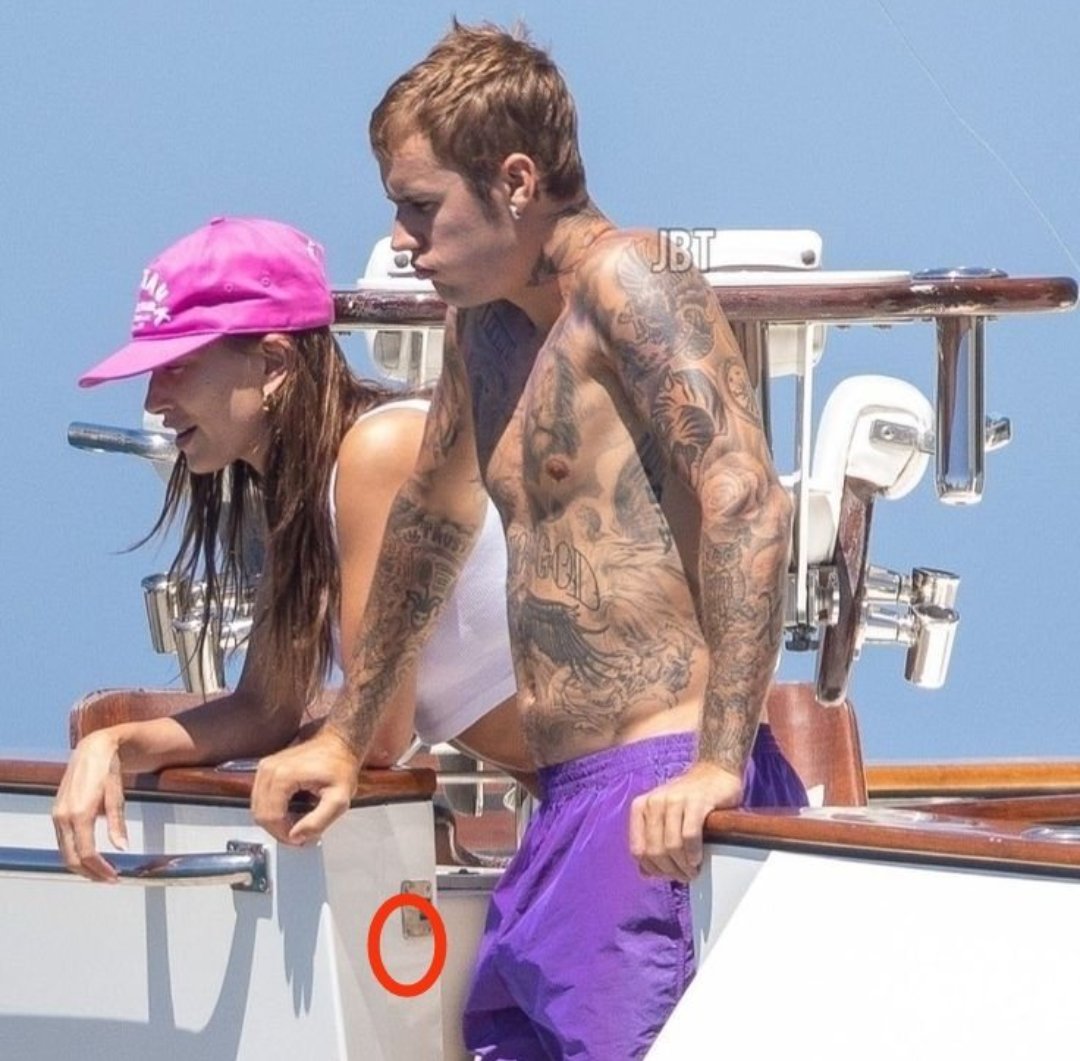 TheRaj92's tweet photo. Justin (32) and Hailey Bieber (29) look incredible together in Ibiza 🥵🤯 https://t.co/95JPcx81zm