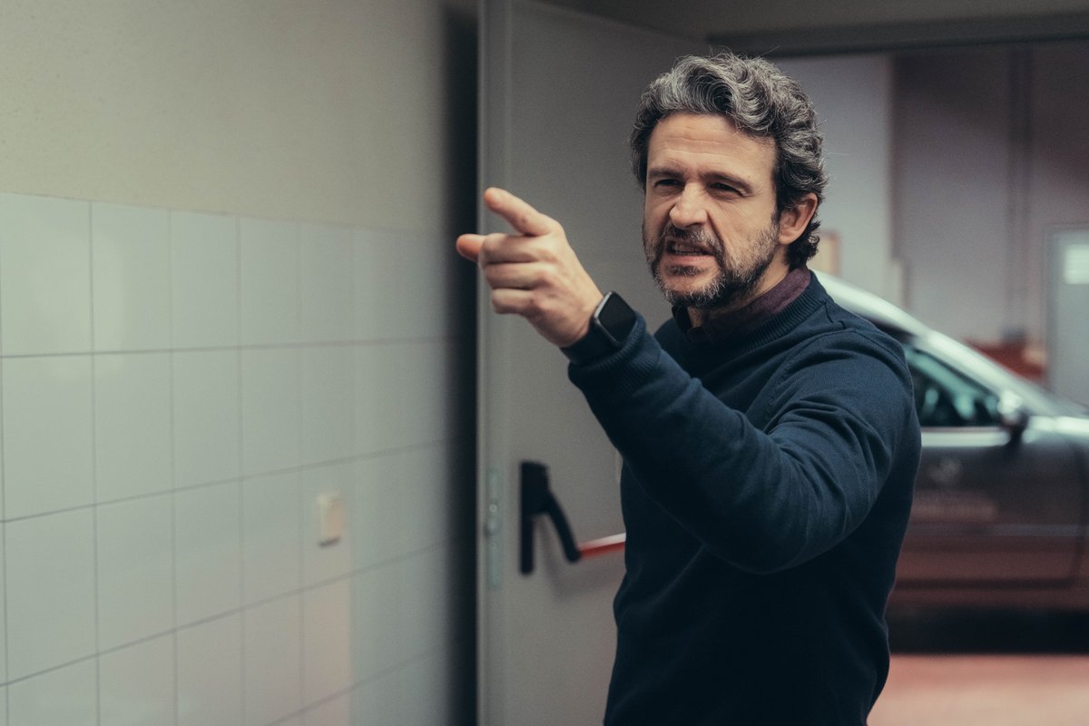 NetflixES's tweet photo. Ya podéis pasar a dar el pésame… y de paso echar un vistazo a las primeras imágenes. 🕯️
El último servicio empieza el 7 de agosto. #MuertosSL https://t.co/sPubYd1qjC