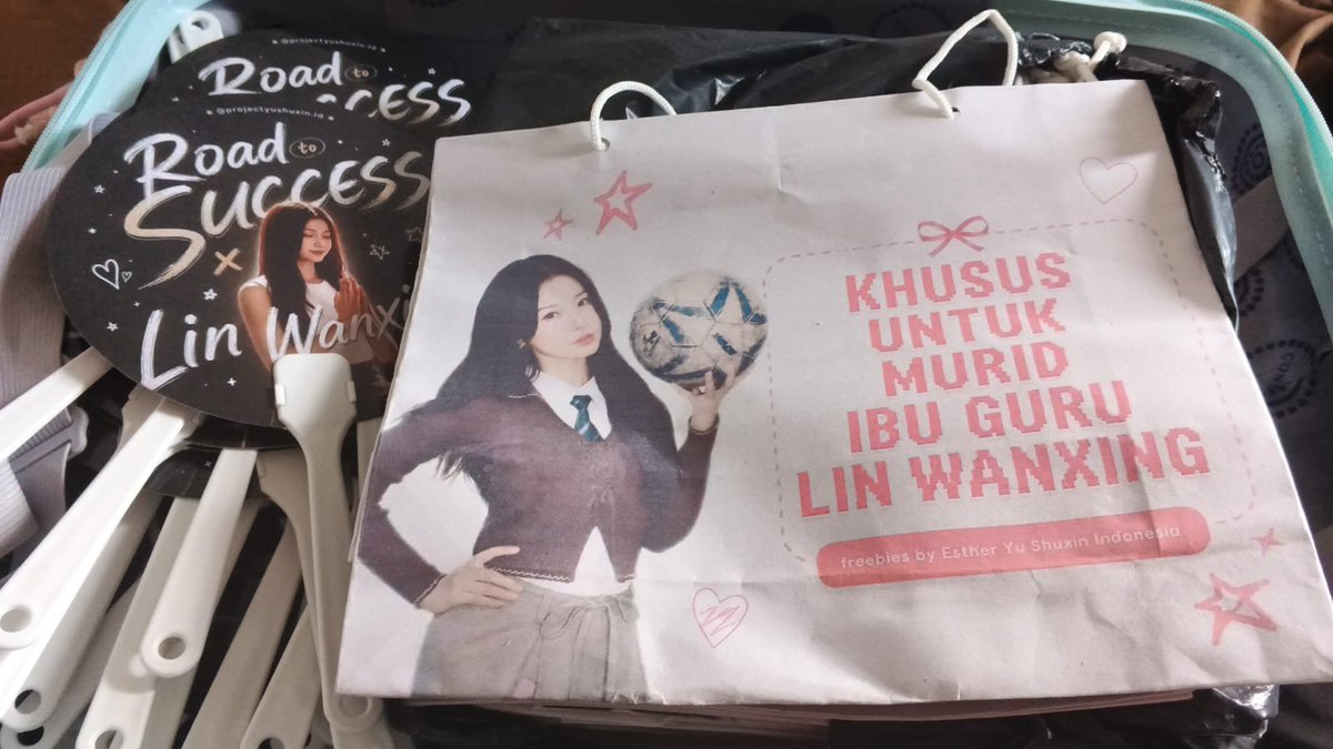 YSXProjectID's tweet photo. Siapa nih yang udah ga sabar mau nonton bareng #RoadToSuccess? Kamu bisa dapet merchandise berikut, lho! Buat yang belum bisa hadir juga bisa dapetin merchnya dengan donasi di https://t.co/t3i0dhXddg 🥰

#YuShuxin #EstherYu #虞书欣 #灿如繁星 https://t.co/CSKnPHFmQU
