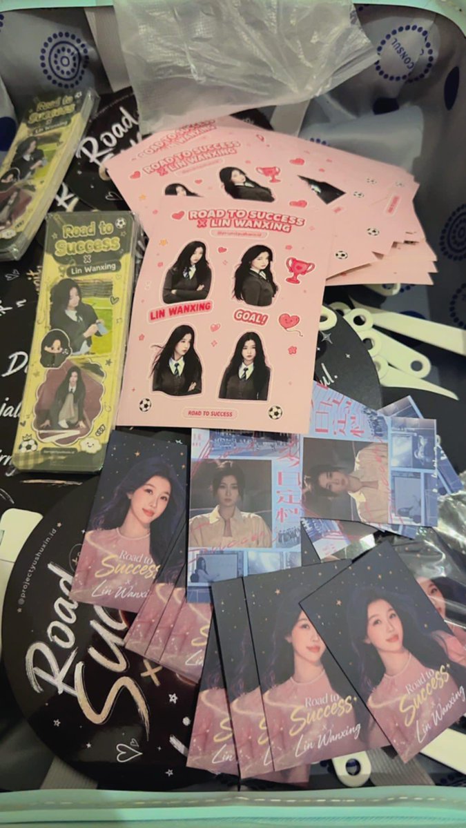 YSXProjectID's tweet photo. Siapa nih yang udah ga sabar mau nonton bareng #RoadToSuccess? Kamu bisa dapet merchandise berikut, lho! Buat yang belum bisa hadir juga bisa dapetin merchnya dengan donasi di https://t.co/t3i0dhXddg 🥰

#YuShuxin #EstherYu #虞书欣 #灿如繁星 https://t.co/CSKnPHFmQU