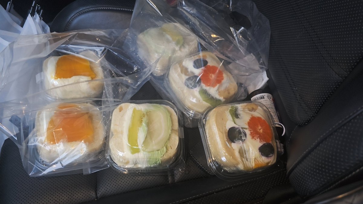 meae0805's tweet photo. 금세 솔드아웃된다길래 12시에 
폭우 뚫고 오픈런

대존맛이다ㅠㅠㅠ https://t.co/dLfJWhmoiU