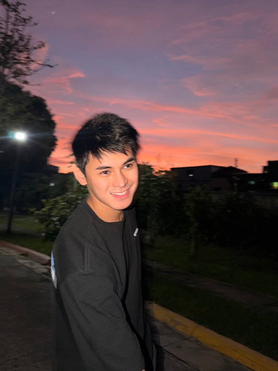 xoxodusbi's tweet photo. SOBRANG POGI MO DUSTIN YU WTF https://t.co/Mtr33k3Zs7
