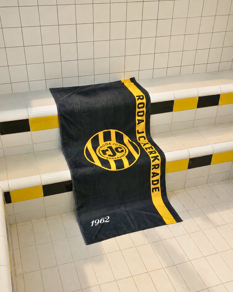 RodaJCKerkrade's tweet photo. 𝗞𝗹𝗮𝗮𝗿 𝘃𝗼𝗼𝗿 𝗱𝗲 𝘇𝗼𝗺𝗲𝗿 𝗶𝗻 𝘇𝘄𝗮𝗿𝘁-𝗴𝗲𝗲𝗹 🖤💛

Het Roda JC strandlaken en de zwembroek zijn nu verkrijgbaar in de Fanshop en webshop.

🛒 Shop nu via https://t.co/mOBIFVYPk3 https://t.co/McCH9vHmKm