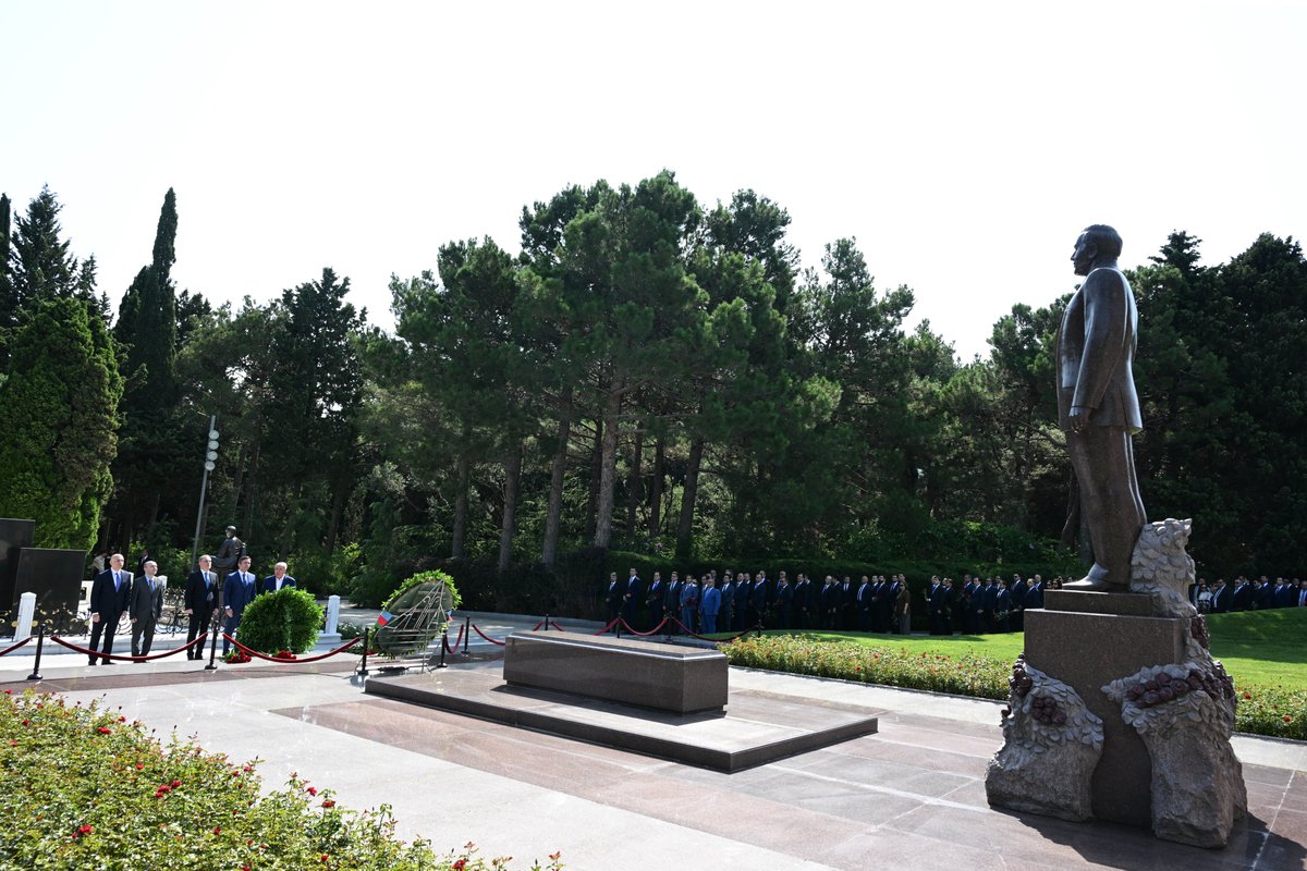 AzerbaijanMFA's tweet photo. 9 iyul – Azərbaycan Respublikası diplomatik xidmət orqanları əməkdaşlarının peşə bayramı münasibətilə XİN-in rəhbər heyəti və kollektivinin Fəxri Xiyabana, Şəhidlər Xiyabanına və Zəfər Parkına ziyarətinə dair mətbuat məlumatı

⬇️⬇️⬇️

https://t.co/kpwNj6IW1Y https://t.co/L5cJUm3Ryp