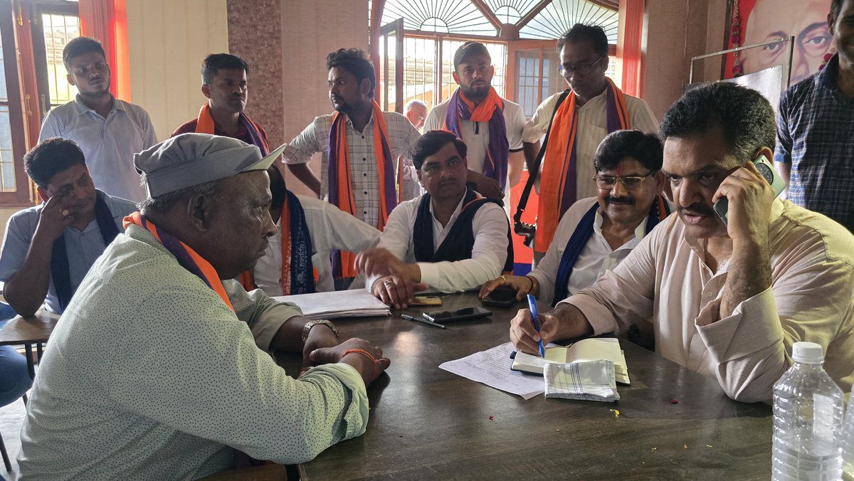 asim_arun's tweet photo. अपना दल कार्यालय पर जनसुनवाई

अपना दल के कार्यकर्ता बंधुओं के साथ क्षेत्रवासियों की समस्याओं को सुना, संबंधित अधिकारियों को निस्तारण हेतु निर्देश दिये https://t.co/5NkRAQDoil