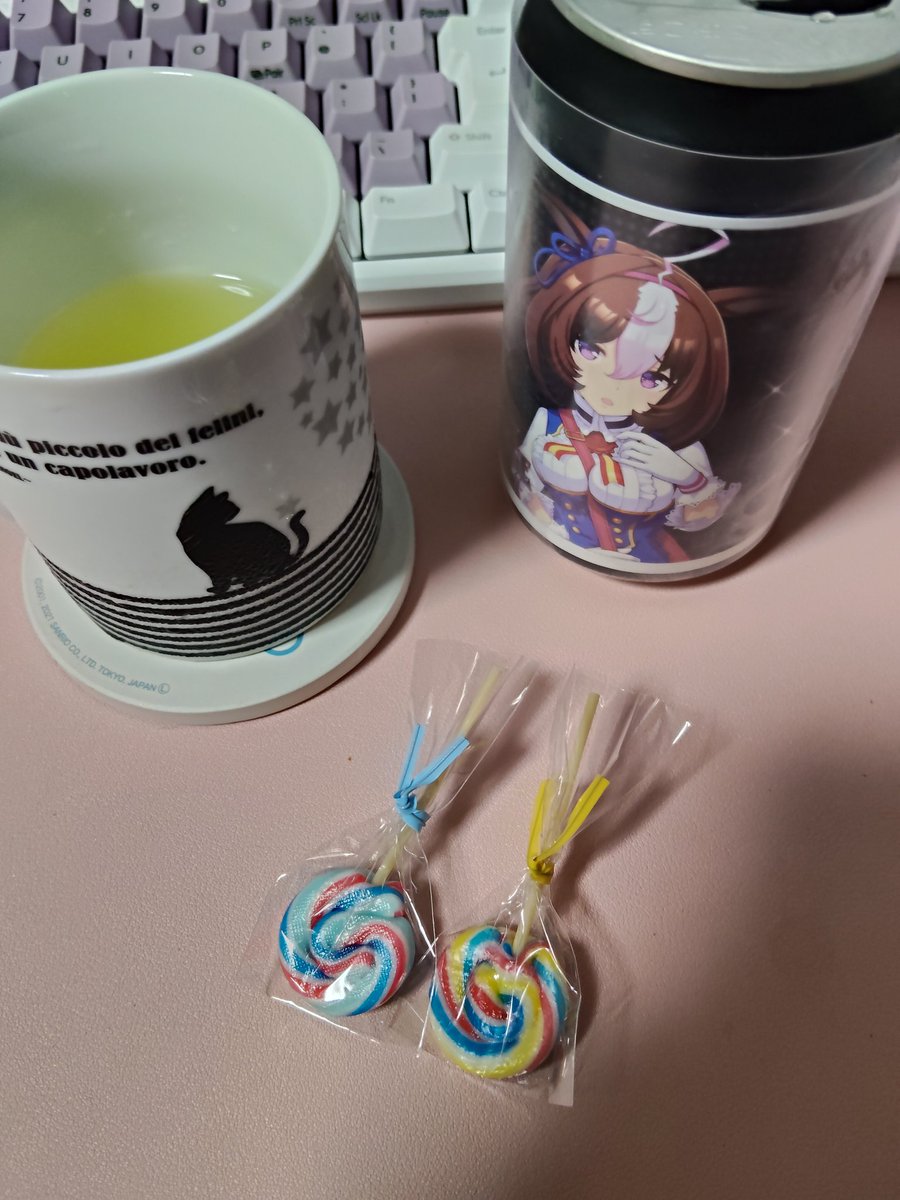 _oyumaru_'s tweet photo. ミニペロペロキャンディはコーヒーに合うらしいんだけど、コーヒーは好きじゃないので代わりにこうなった。 https://t.co/pqOa7l6bt5