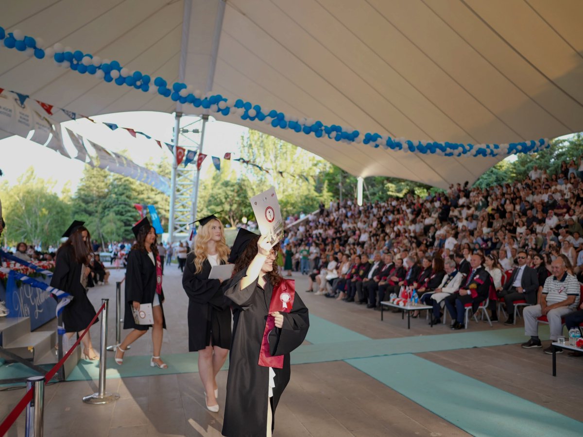 ankaravho's tweet photo. Ankara Üniversitesi Veteriner Fakültesi 2025-2026 Eğitim-Öğretim Yılı Mezuniyet ve Meslek Yemini Töreni Gerçekleşti - https://t.co/2JaEl0hhfR https://t.co/G9244pidZi