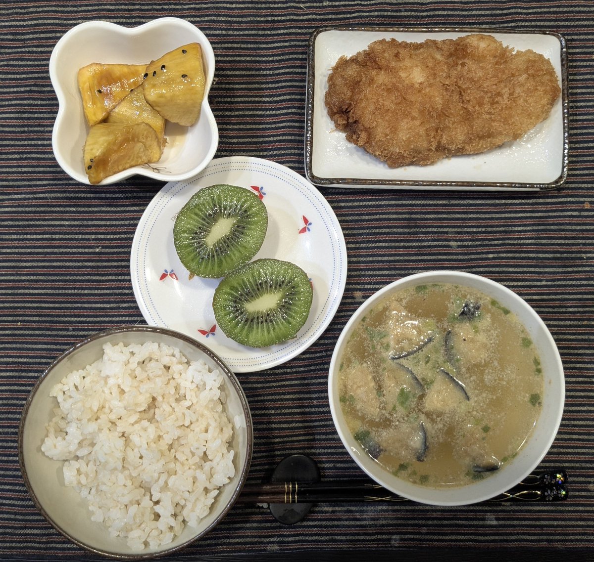 eekoro's tweet photo. 今日の夕餉
トンカツ
大学いも
味噌汁
ご飯
キウイ https://t.co/KG6B2XZ3xs