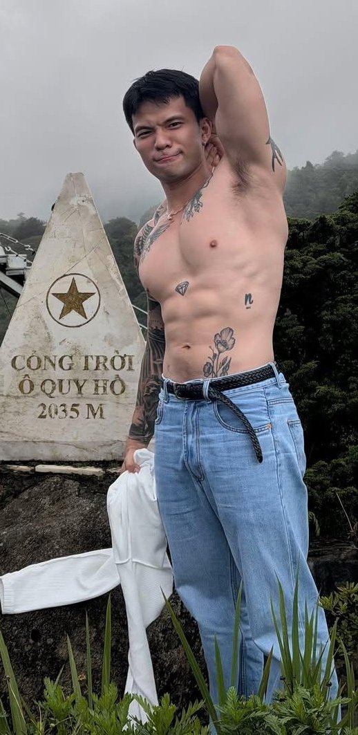 Bosuadamduc's tweet photo. Liếm,mút, hun, nút chùn chụt trên cái thân thể đầy mùi đàn ông này rồi bú cái đùm buồi cho tới khi anh ta nứng trợn mắt ghì đầu mình vào háng để xả dòng khí tồn bí bách trong cặp trứng dái thúi bẩn thỉu của ảnh. https://t.co/ZMcAHd3aOy