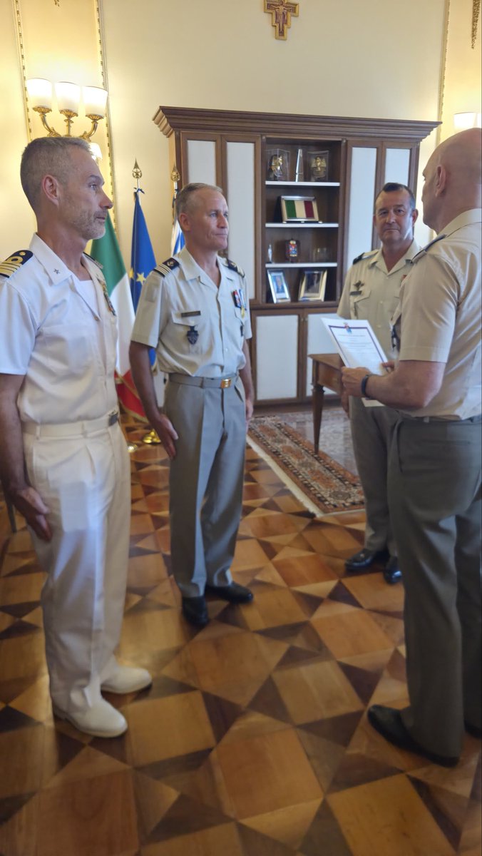 FRDefenseITALY's tweet photo. Onorato di aver assistito alla cerimonia in cui il Gen. Luciano Portolano, CaSMD, ha conferito la Decorazione d’Onore Interforze🎖️al Col. Lesueur, ufficiale di collegamento interforze presso lo SMD, in riconoscimento del suo eccezionale impegno a favore della cooperazione 🇫🇷🇮🇹. https://t.co/gsBsWZMe2y