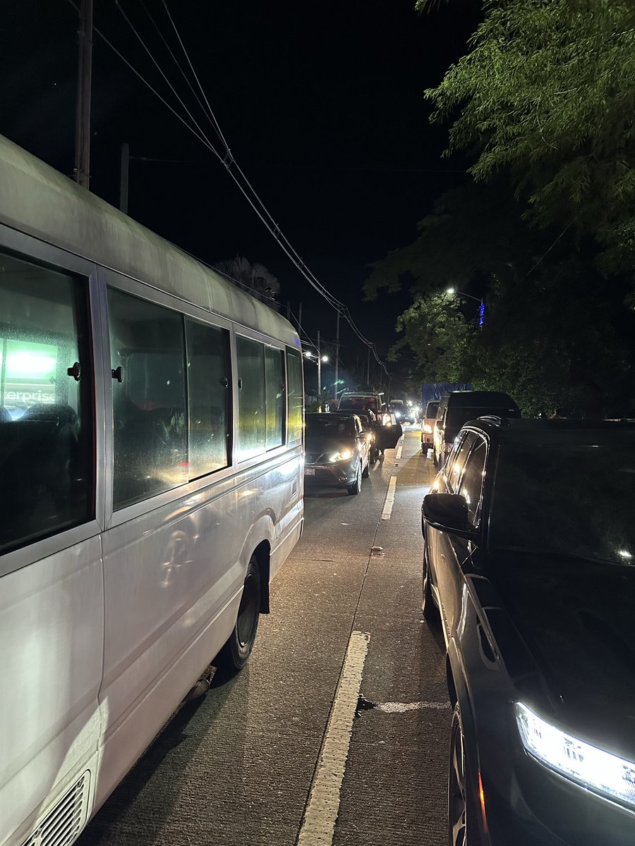 remc2002's tweet photo. Caos de tráfico en aeropuerto internacional El Salvador , PNC revisando vehículo por vehículo con k9 , personas ya caminando hacia la terminal de salida https://t.co/P60DEHBtqM