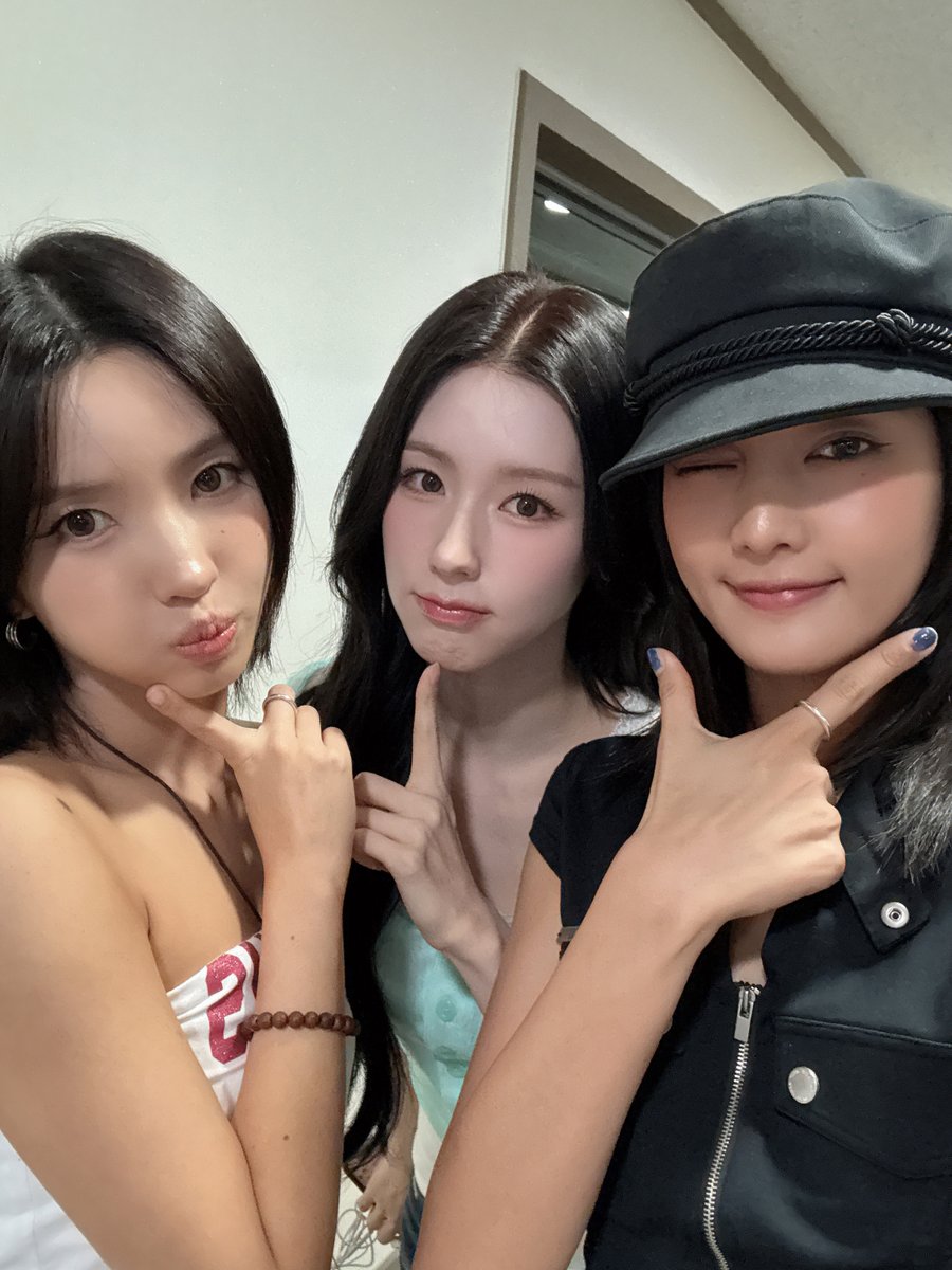 official_i_dle's tweet photo. [📸] 260709 @ #웬디의영스트리트

#아이들 #idle
#미연 #MIYEON
#민니 #MINNIE
#소연 #SOYEON https://t.co/wBhvGtYgX3