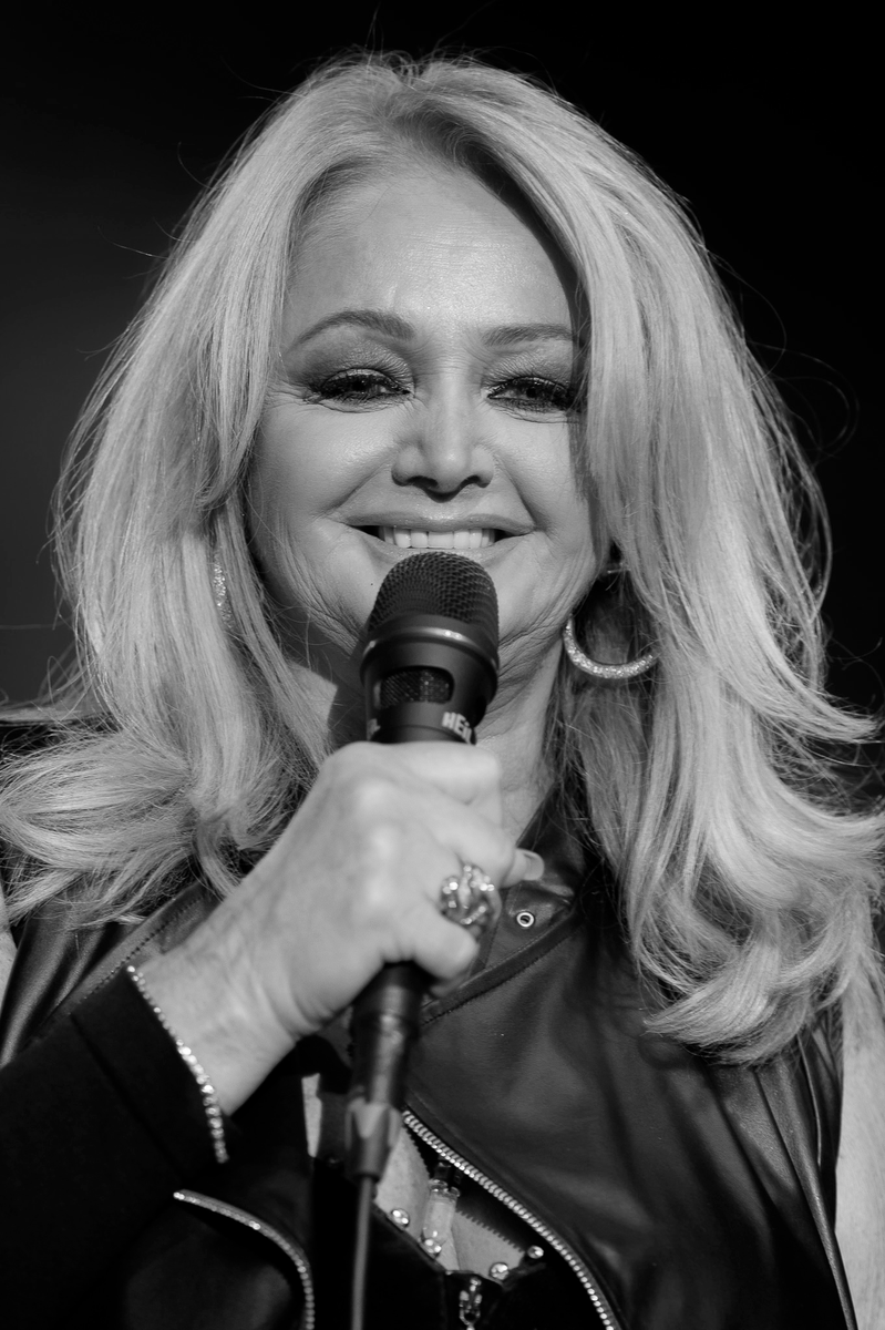 forumbunklr's tweet photo. 🖤 ADEUS: Bonnie Tyler morre aos 75 anos e deixa o mundo da música de luto.

A voz de "Total Eclipse of the Heart" faleceu após complicações de saúde decorrentes de uma cirurgia intestinal. Seu legado na história do pop e do rock permanecerá eterno. https://t.co/ozbAmP9wEO