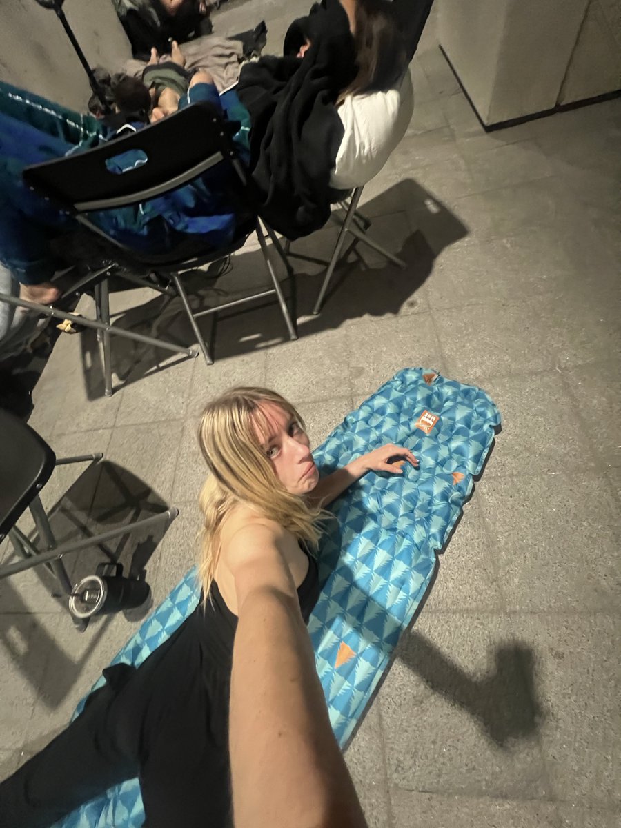 billiewebbb's tweet photo. I got to the court house at 3:30am. I’m #16 in line, and since only 14 are allowed, it’s pretty likely that I won’t get in today.

Yesterday, 2 boys decided to give up about 3 hours before wrist bands were handed out.. so I’ve decided to stick it out and hope for the best 😂 https://t.co/sLfdxjCnlM