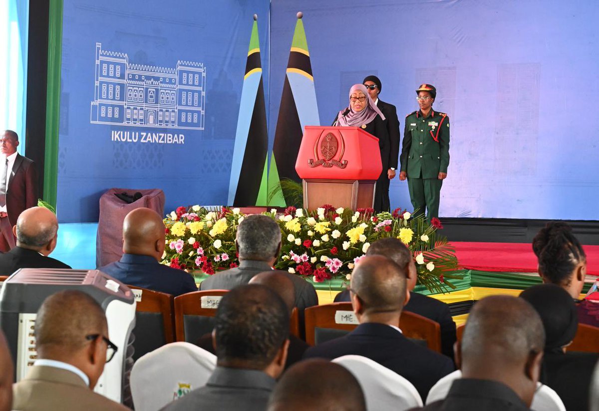 ikulumawasliano's tweet photo. Rais wa Jamhuri ya Muungano wa Tanzania, Mheshimiwa Dkt. Samia Suluhu Hassan akizungumza na viongozi pamoja na wageni mbalimbali waliohudhuria hafla ya uwasilishaji wa Tamko la Pamoja la Muafaka wa Kisiasa baina ya Chama cha Mapinduzi (CCM) na ACT-Wazalendo, katika viwanja vya Ikulu Zanzibar tarehe 09 Julai, 2026.