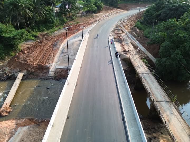 DrKalu_'s tweet photo. Alex Otti left this old Omenuko bridge for a reason.

Shame on;

Senator Uche Chukwumerije 
Senator Mao Ohuabunwa.
Senator Orji Uzor Kalu. 
Hon. Arua Arunsi.
Hon. Uko Nkole. 
Hon. Agwu U. Agwu.
Hon. Sir Ude Oko Chukwu 
Hon. Luke Ukara 
Hon. Dan Kalu Orji.

These people failed Abia North Senatorial District, Arochukwu/Ohafia Federal constituency, Arochukwu State Constituency and Arochukwu Local Government Area