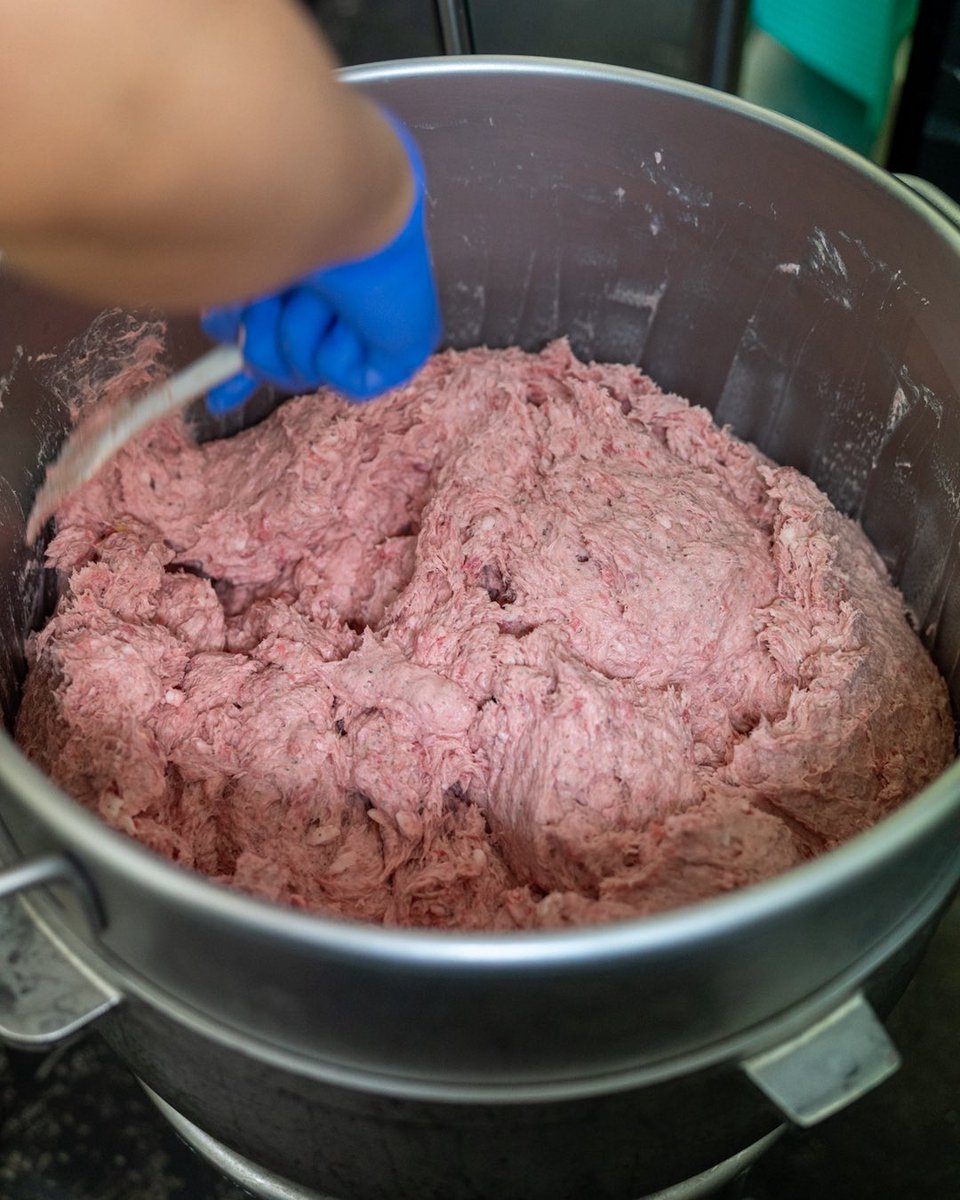 dotcomm_sausage's tweet photo. ドットコミュのソーセージ作りは自社一貫製造。肉のカットからミンチ、スパイスの調合、生地作りまで、すべての工程を行っています。

ミンチもスパイスも挽きたてにこだわり、
みずみずしく香りの高いフレッシュハーブ、
素材の旨味を引き出すアンデス岩塩を使用。

この小さなこだわりと積み重ねが、一口食べた瞬間の「美味しい！」に繋がっています。

飲食店・小売店の皆さまへ
ドットコミュでは卸販売も行っております。
取扱店舗一覧はこちらからご覧ください
https://t.co/2R6xIcBxui

オリジナルソーセージの製造（OEM）も受付中！
「お店の看板メニューを作りたい」「こだわりの食材をソーセージにしたい」など、まずはお気軽にお問い合わせください🙋‍♂️

#ソーセージ #手作りソーセージ #食品製造 #食品OEM

【ドットコミュ／都町公園前食堂】
📍広島市西区観音町16-33-1F
TEL 070 2015 1637

【営業時間】
■ 平日と土曜日（※水曜定休）
モーニング 8:00～11:00
ランチ 11:00～15:00（L.O. 14:30）
ディナー 17:30～20:30（L.O. 20:00）
※ディナー営業日：月・火・金・土・祝前日

■ 日曜と祝日
モーニング 8:00～11:00
ランチ 11:00～16:30（L.O. 16:00）
※日・祝はランチタイムまでの営業となります