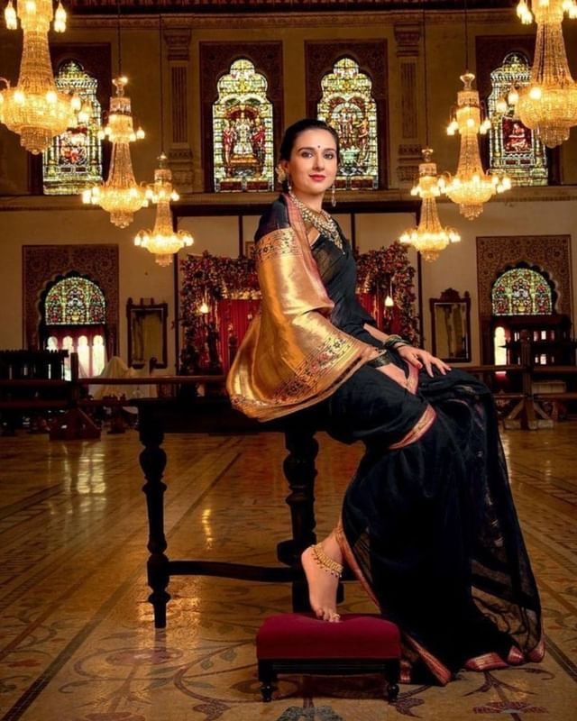 Kautilya02's tweet photo. What this lady is wearing is the Nivi style drape of a saree, which originated in Andhra Pradesh!

There are hundreds of saree draping styles across India!

Saree is a Hindu traditional attire! It's a mark of Hindu femininity! You can't outdo the OGs!! https://t.co/dznJ9hIijN