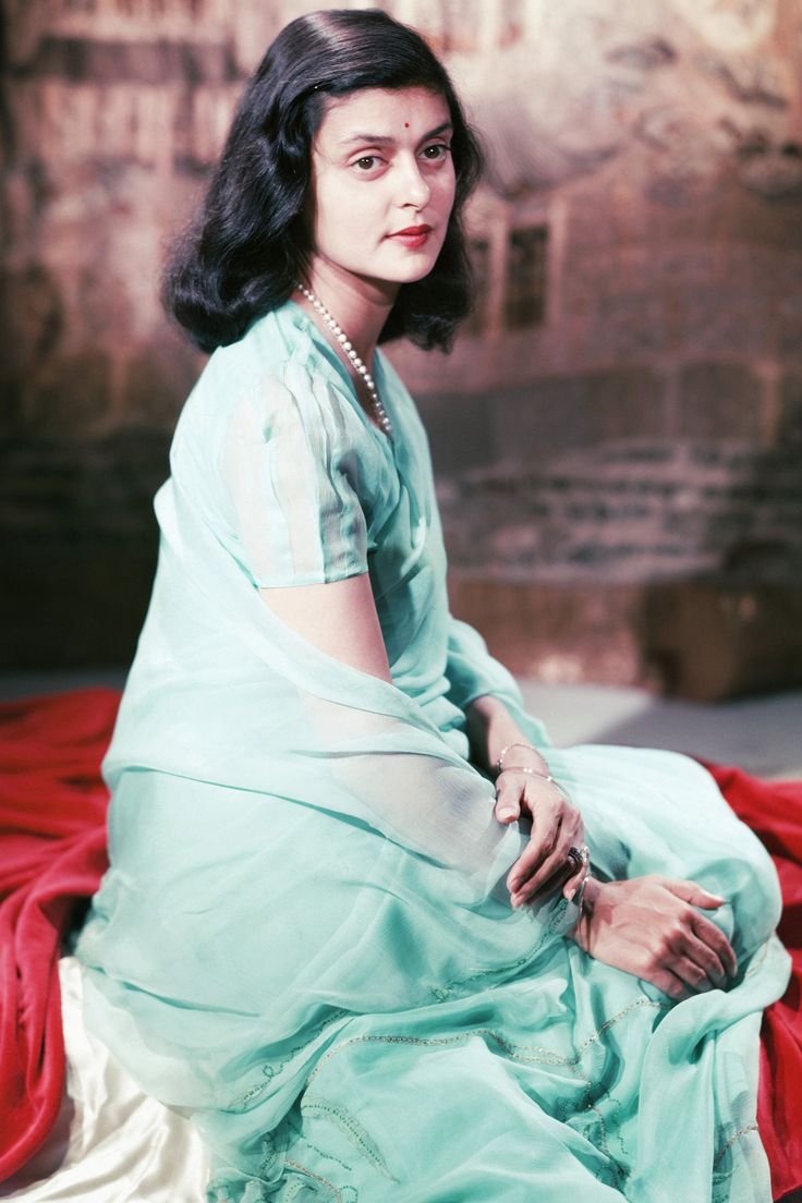 Kautilya02's tweet photo. What this lady is wearing is the Nivi style drape of a saree, which originated in Andhra Pradesh!

There are hundreds of saree draping styles across India!

Saree is a Hindu traditional attire! It's a mark of Hindu femininity! You can't outdo the OGs!! https://t.co/dznJ9hIijN