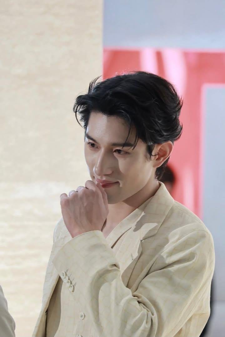 solelyilsole's tweet photo. Quiet luxury has a face, and it's Ayden Sng. His understated charisma is exactly what makes him so unforgettable.

#AydenSngXTODS
#AydenSng https://t.co/dGLkmglh1V