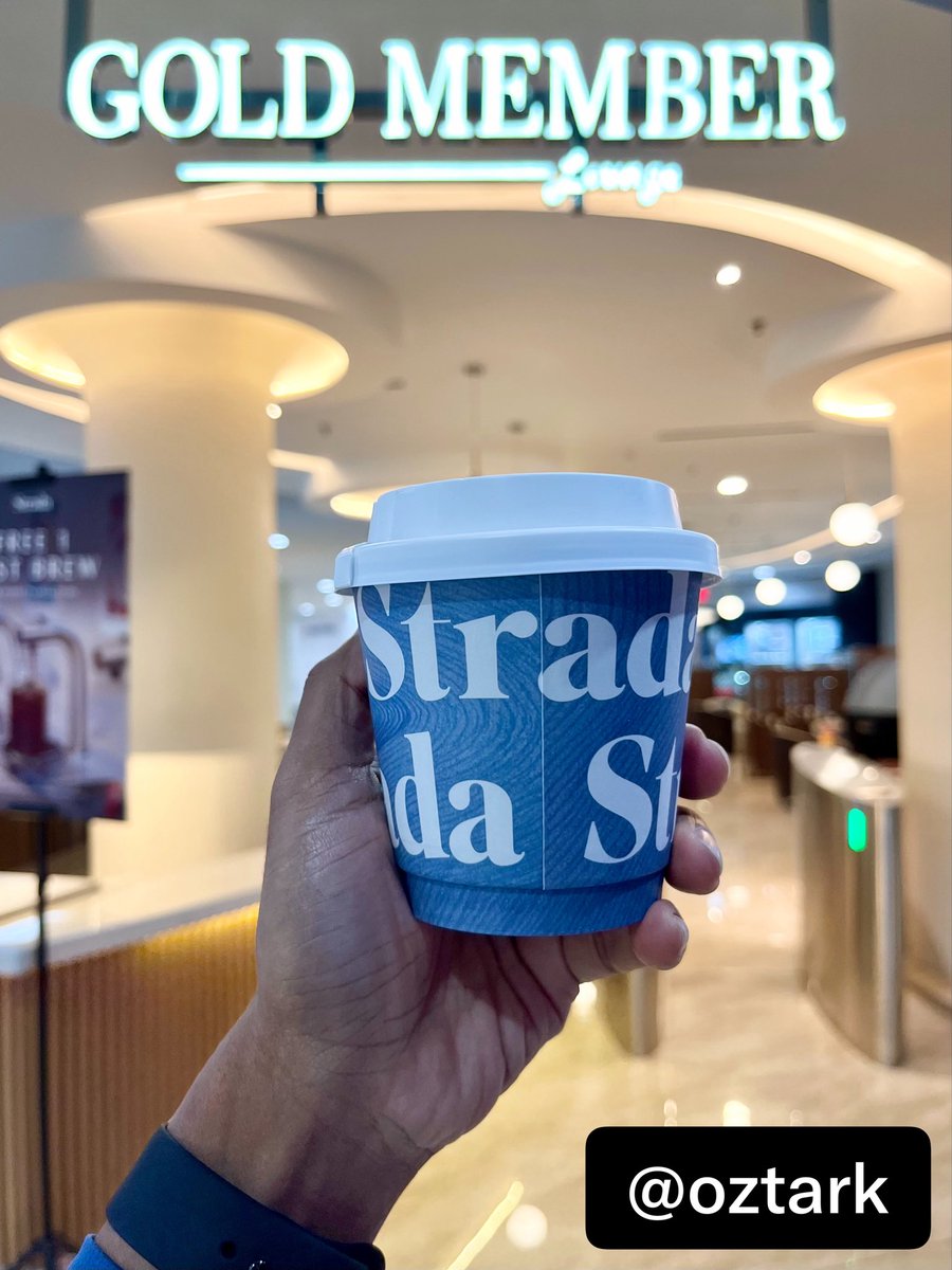 Oztark's tweet photo. Mall mana lagi selain group Summarecon Mall yang memberikan fasilitas khusus bagi pelanggan setia mereka?. Ini my humble question karena saya memang tidak tahu. 

Seperti lounge yang di dalamnya terdapat sofa bersantai, kursi pijat, buku bacaan, snack dan tentu saja wifi. Semua itu kita dapatkan hanya dengan menukarkan 1 gold stamp. Juga kopi gratis tiap hari dengan menukarkan 100 regular stamp. Meskipun pilihan kopinya terbatas hanya VIP Latte, Fast Brew dan Americano dari Strada tapi ini lumayan worth it karena semuanya gratis tanpa iuran sama sekali. 

Ini saya memanfaatkan fasilitas Gold Member di MKG dengan meredeem kopinya. Mungkin sudah puluhan kopi saya redeem dan menuju ratusan 😄. BTW ini masih ada 999 regular stamp lagi yang harus diredeem atau hangus pada akhir periode, yaitu 31 Juli. 

#MKGZen
