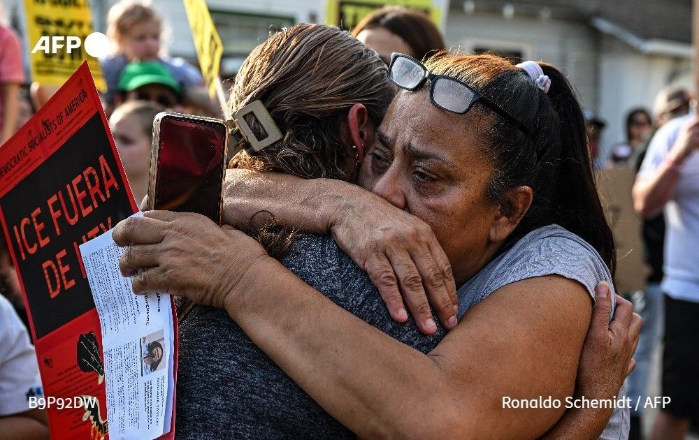 AFP's tweet photo. 🇺🇸 The last day of Lorenzo Salgado's life began like most of his mornings for the past 35 years: he woke early, washed up, kissed his wife, pet his dog and left for work. An hour later, he was shot dead by an immigration agent. 
➡️ https://t.co/rIyyr82Tr9 https://t.co/A4xHbnbLyx