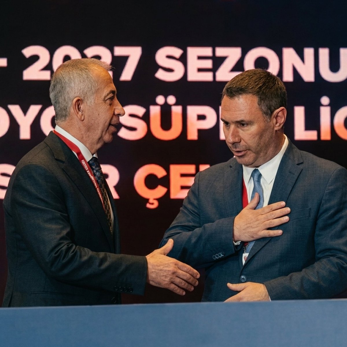 unal_turakoglu's tweet photo. @GalatasaraySK geçen sezon Kerem transferine hemen onay verdiniz, yıl boyunca adamlar size laf soktu. Bu yıl kura sonrası 2. Başkan elini uzattı, tenezzül edip eli bile sıkılmadı. Adamlar sizi her fırsatta ezmeye çalıştı. Daha bir  transfer yapmadınız. Sahi siz ne işe yararsınız? https://t.co/6PxeGishsH