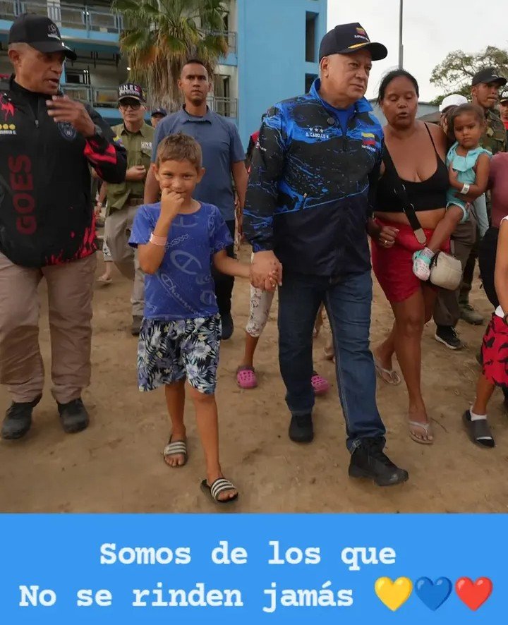 RCarolinaY1990's tweet photo. Los venezolanos no sabemos de cansancio y mucho menos de rendirnos 💪💛💙❤️

Tomados de la mano mantenemos viva la esperanza en el Renacer de Venezuela.

Juntos siempre, y en las dificultades aún más 🫂

@delcyrodriguezv @dcabellor
#ViviendasParaElPueblo https://t.co/H2D6Lej4Gk