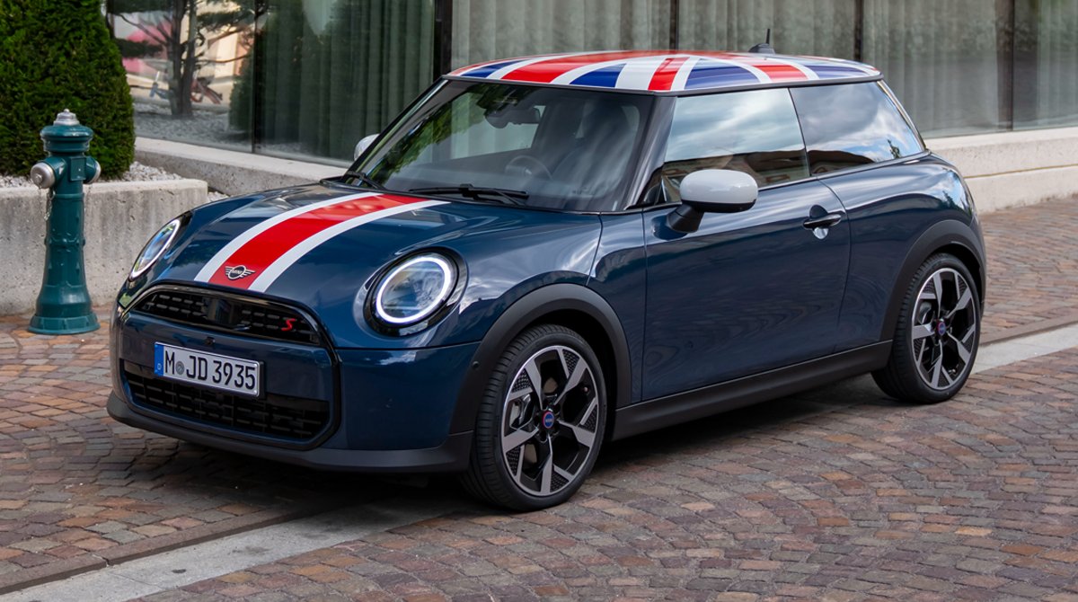 carwowuk's tweet photo. REVEALED: MINI Cooper Oxford Edition 🇬🇧🚗

MINI is celebrating 25 years of the modern brand with a special-edition model!

🇬🇧 Union Jack roof design!
🎨 Central red & white stripe design continues across the bonnet & boot lid!
⚙️ Cooper S drivetrain: 2-litre petrol with 201hp!
💰 £30,120!
😭 Limited to just 125 units!

Who's splashing the cash on this piece of history?!