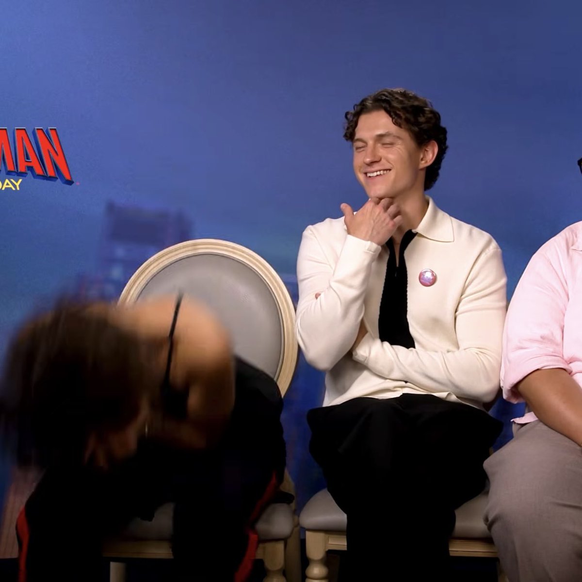 hllandayalali's tweet photo. THE zendaya laugh is back 😭 https://t.co/jyw3Z70TBm