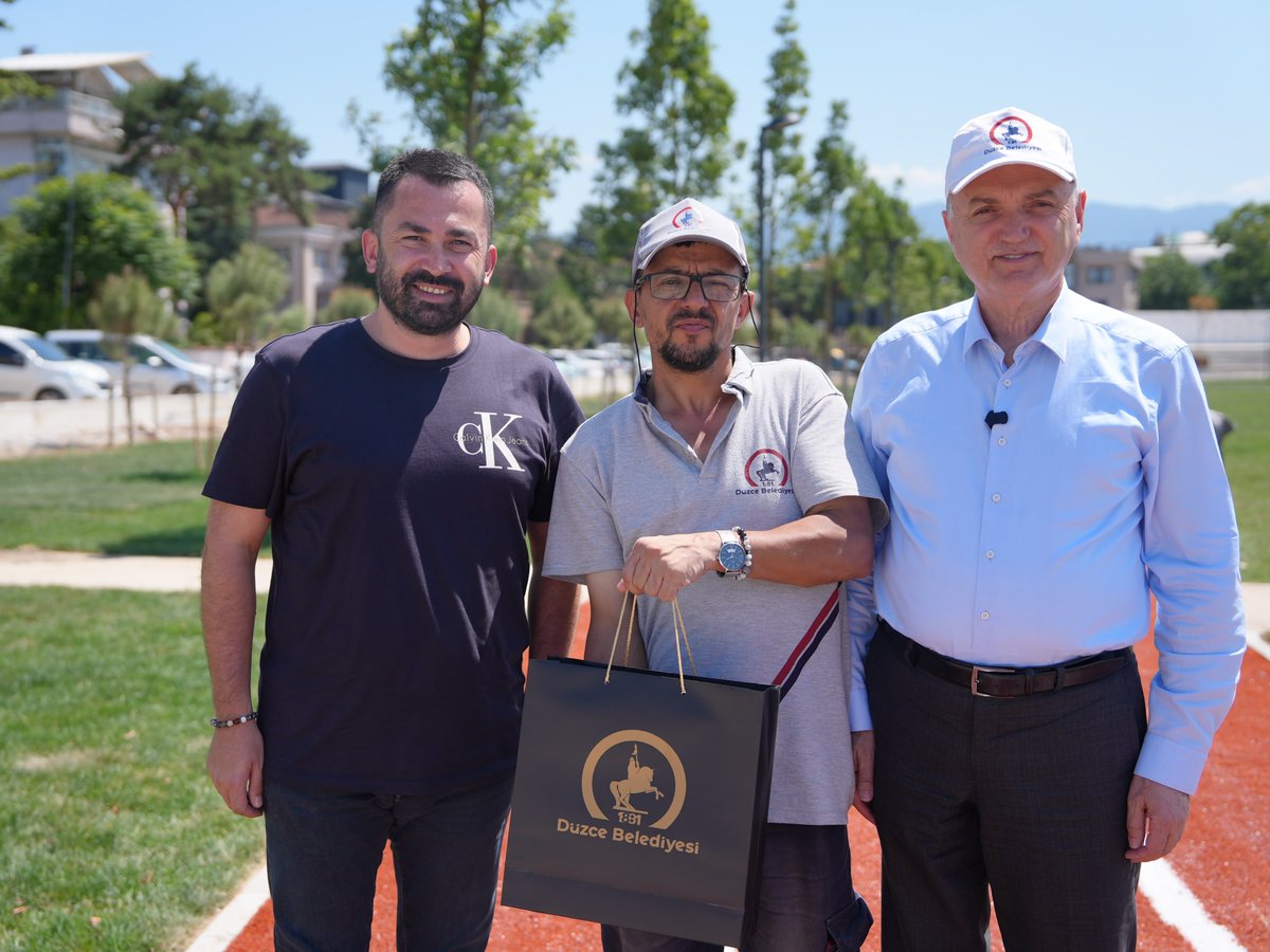 Dr_Faruk_Ozlu's tweet photo. Dürüstlüğünün bir karşılığı elbette olamaz ama kıymetli çalışma arkadaşımız Sayın Fatih Cesur’u örnek davranışından dolayı bizzat tebrik etmek bizim için bir onurdu. 

Kendisine tüm iyi insanlar adına, hemşehrilerim adına teşekkür ediyorum. https://t.co/djCGqfVtCA