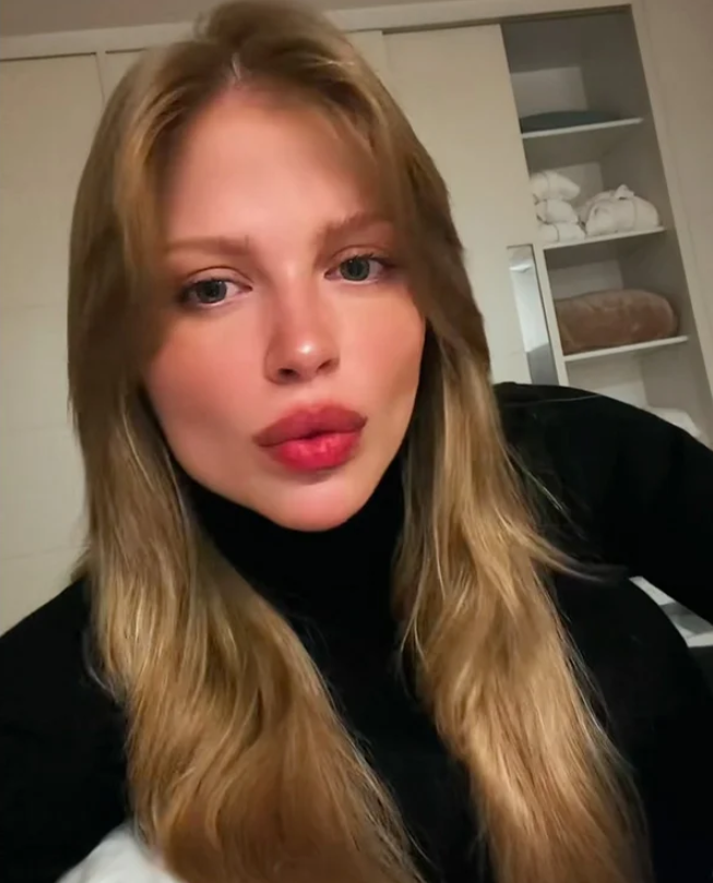 republiqueBRA's tweet photo. 🚺 💥 Luísa Sonza desabafa sobre o "machismo" e as críticas que enfrenta e diz que será "destroçada até o dia em que morrer":

🗣️ "Eu não sou santa, tive muitos erros na minha vida, mas eu fiz tanto mais do que qualquer homem faria." https://t.co/GMUQXgE7HY