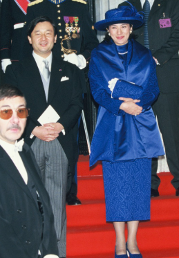 kireinahosozora's tweet photo. お二人は1999年にベルギーの国王の結婚式に参列。この時、雅子様は結婚式なのに青い服を着たので違和感があった。なぜ結婚式で青い服を着たかというと、他の参列者のドレスが暖色だと知って雅子様が青に変えたんですよね。結婚式に自分が目立ってどうするの？また別の理由でも海外で失笑されていた。 https://t.co/ODFuZCXNhX