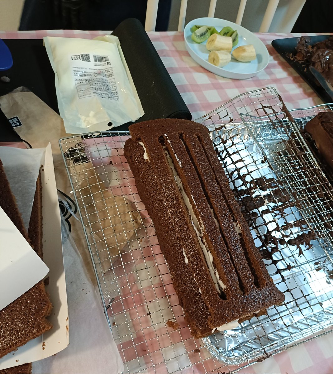 azzz503's tweet photo. 機械鎧ケーキ
手の平をお皿に移す前もう少しいい感じだったんだけど(崩れた)
写真撮っておけば良かったな

ちなみにメニューはエンヴィーのエビー！！とほうれん草のテリーヌ
賢者の石(公式)
かばんパイ
旅路の果て鳥の巣サラダ https://t.co/NH0i7zsGhH