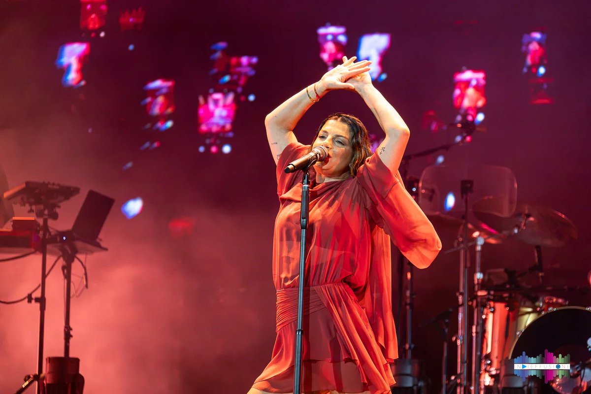 emmamarronecore's tweet photo. Nella prossima stagione televisiva di #Mediaset 2026/2027 verrà trasmesso in onda un concerto di EMMA negli ippodromi.

(Da capire se sarà registrata la data di Milano o quella di Roma, o se sarà un mix di entrambe) https://t.co/Uh68G5vnQN