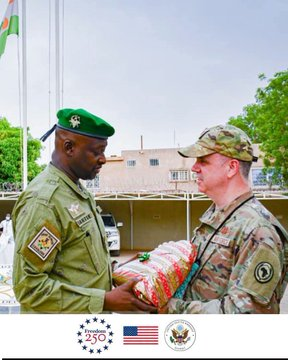 BrisesduNiger's tweet photo. L'Attaché de Défense de l'Ambassade des USA a été honoré par le Ministère de la Défense du🇳🇪 d'un Témoignage Officiel de Satisfaction,en reconnaissance de son dévouement au service et de ses efforts visant à renforcer la coopération militaire entre les USA et le #Niger https://t.co/6Juhl4XwZ2