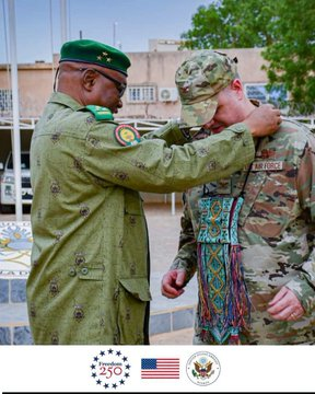 BrisesduNiger's tweet photo. L'Attaché de Défense de l'Ambassade des USA a été honoré par le Ministère de la Défense du🇳🇪 d'un Témoignage Officiel de Satisfaction,en reconnaissance de son dévouement au service et de ses efforts visant à renforcer la coopération militaire entre les USA et le #Niger https://t.co/6Juhl4XwZ2