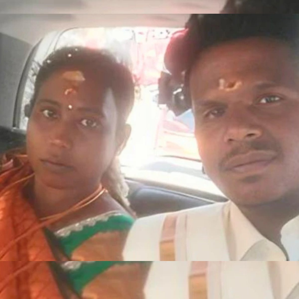 SurajKrBauddh's tweet photo. तमिलनाडु के तिर्ची में OBC हिंदू लड़की और दलित लड़के ने आपस में शादी तो लड़की के घरवालों ने जातिगत गालियां देते हुए लड़के पर हमला किया और दुल्हन को अगवा कर लिया।

पुलिस इस मामले में जातिवादियों पर कड़ी कार्रवाई कर रही है। अब तक पांच लोग अरेस्ट हो गए हैं। कुल 11 नामजद हैं। https://t.co/0mqsWHDPm1