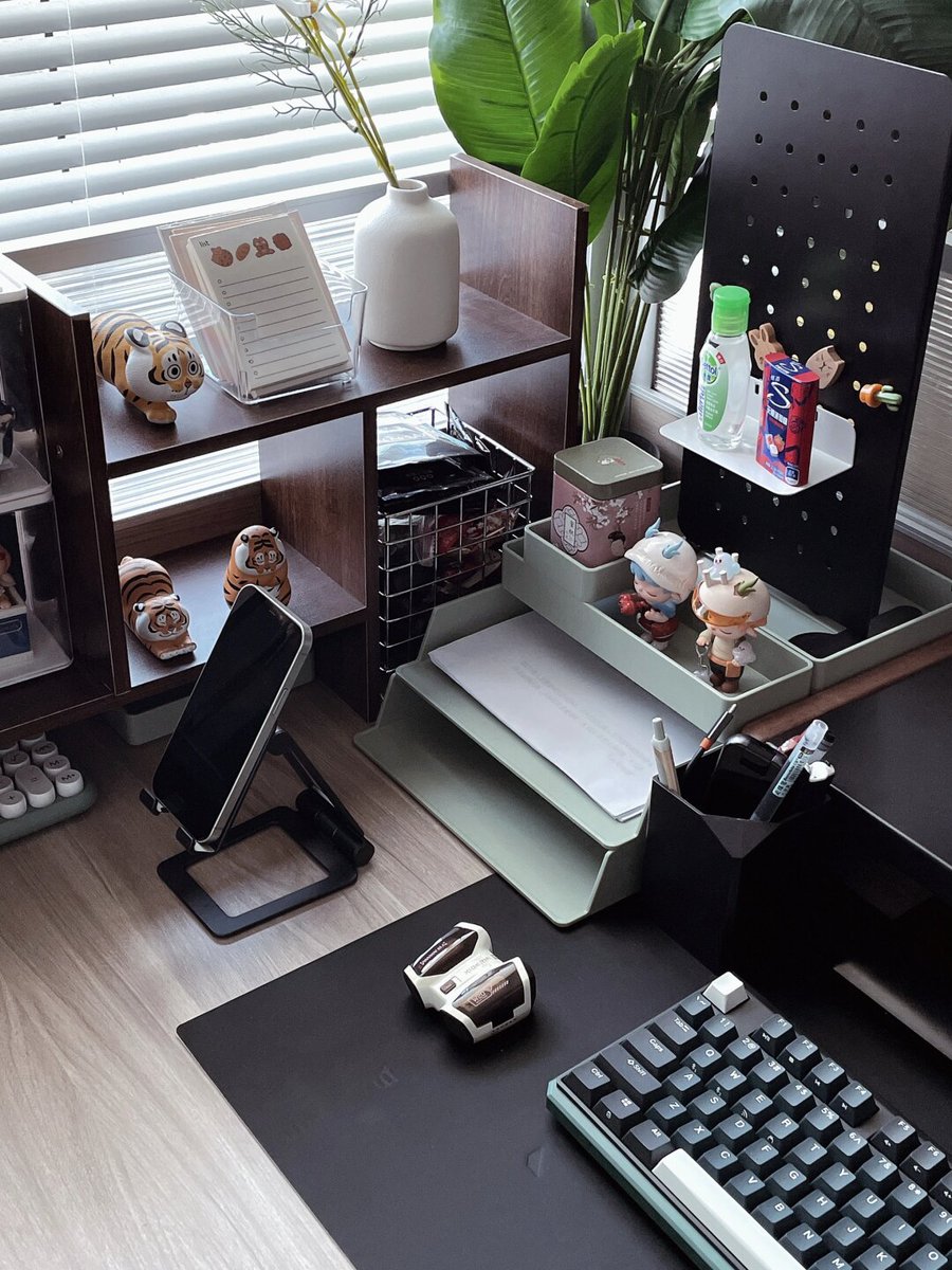 annoyedbytwitr's tweet photo. Current status: 10% work done, 90% coffee + window-gazing in progress. Friday vibes hitting different https://t.co/kpaJegrRnU