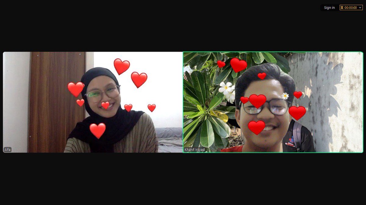khanifirsyad's tweet photo. Semakin hari, saya semakin bersyukur bisa menikah sama doi.

Dari yg gak pernah komunikasi, saling nyimpen perasaan, dan akhirnya ketemu lagi di keadaan yg sudah lebih siap. Dan setelah itu mutusin buat nikah.

Ini momen kita ngezoom bareng buat 'deep intro'. Momen saling bertukar biodata dan hal2 personal. Misalnya: hal yg suka dan gak disuka, riwayat hidup, keluarga, visi hidup, dll.

Pada akhirnya, saya selalu percaya jodoh akan menemukan jalannya. Tugas kita adalah bersiap dan terus mencari tanda2nya hingga akhirnya bertemu. 

Dan ya, kalo diingat2, sampe sekarang pun masih gak percaya, kok bisa kami nikah? ☺️