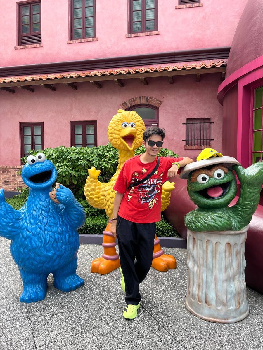 Sarv_shaktiman's tweet photo. Cant believe it's been more than an year since @Gorbagana_chain happened hahahah! Crazy lore ! 

Just met oscar in the trashbin and cookie monster! https://t.co/kAJg5B3Glj