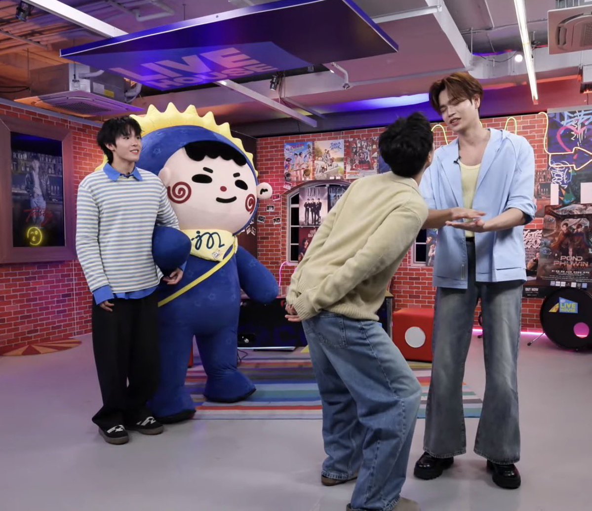 BobbleJW's tweet photo. แล้วตี๋กลางกะตี๋เล็กต้องมาดูแด๊ดด๊าจีบกัน

JUMARKMOPAUL FAMILY LIVE
#GMMTVLiveHouse https://t.co/VCTAH6ZHoA