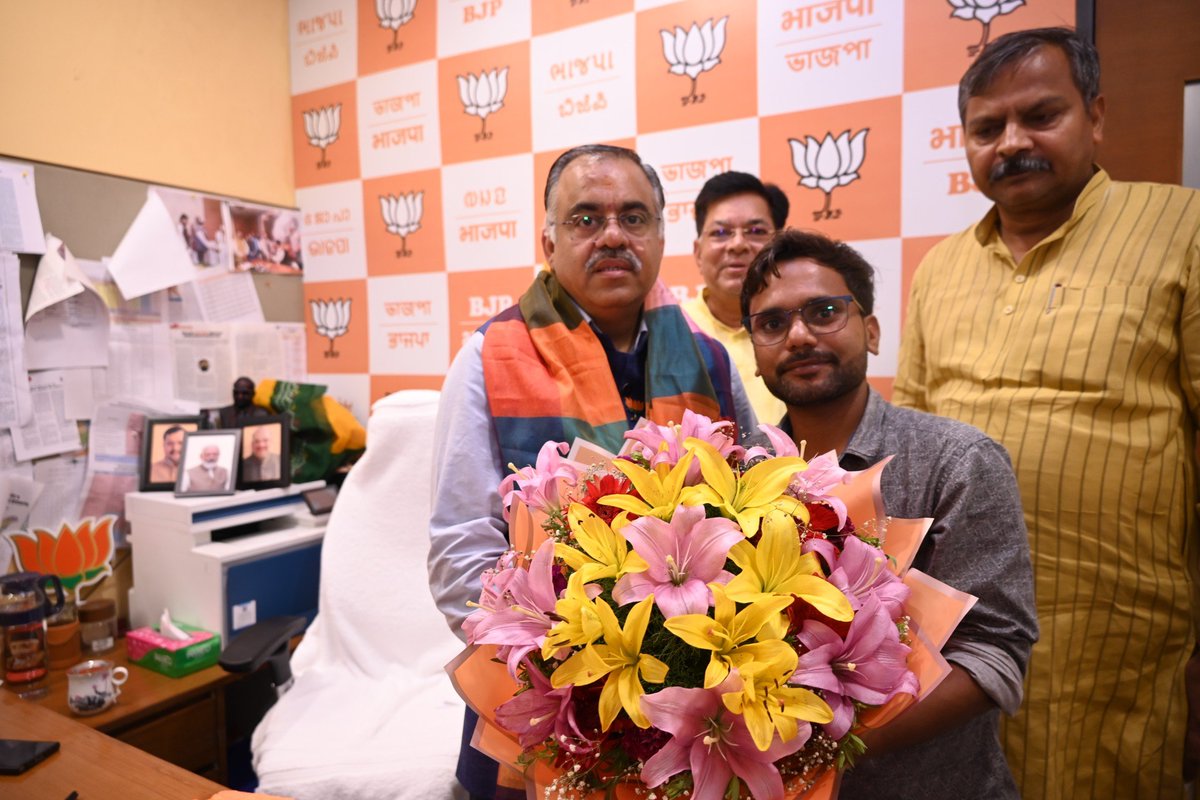 AkashKhatikBJP's tweet photo. आज नई दिल्ली भाजपा मुख्यालय में भाजपा के राष्ट्रीय महामंत्री, आदरणीय राज्यसभा सांसद एवं जम्मू-कश्मीर प्रभारी भाई साहब श्री @tarunchughbjp जी से आत्मीय भेंट की।

आपका का सरल स्वभाव और सांगठनिक कुशलता हम सभी कार्यकर्ताओं को निरंतर राष्ट्रहित में कार्य करने की प्रेरणा देती है। https://t.co/NKYFMA3ipe