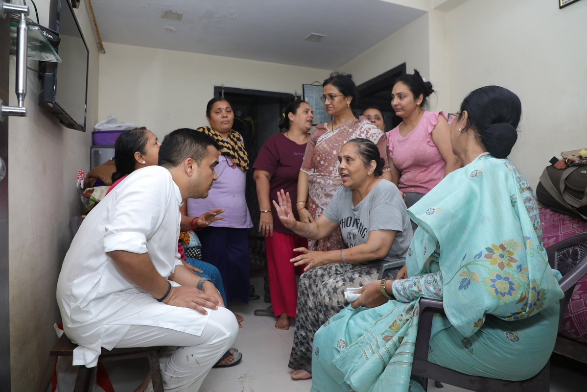 sanghaviharsh's tweet photo. सूरत का हर सुख-दुख मेरा अपना है। जब भी मेरे शहर के लोग किसी कठिनाई का सामना करते हैं, उनकी पीड़ा मैं स्वयं महसूस करता हूँ।

वर्षा से हुई क्षति को लेकर दुम्भाल फायर स्टेशन में व्यापारियों एवं स्थानीय नागरिकों से मुलाकात की, उनकी समस्याएँ सुनीं और हुए नुकसान का जायज़ा लिया।

मैंने सभी को भरोसा दिलाया कि इस कठिन समय में सरकार और प्रशासन हरसंभव सहायता एवं समाधान के लिए पूरी प्रतिबद्धता के साथ उनके साथ खड़े हैं।
